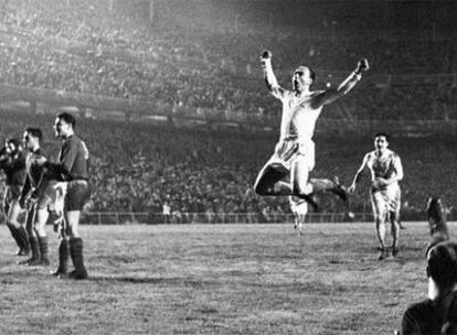 Di Stéfano festeja en 1958 un gol al Vasas de Budapest. Al fondo, Rial.