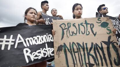 Protesta de la comunidad indígena Shuar por sus tierras en Ecuador. 