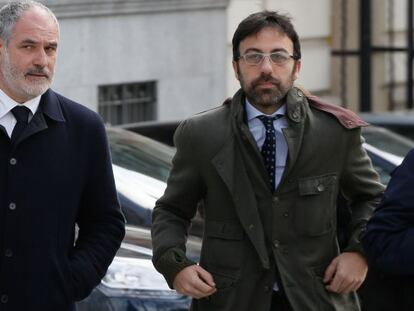 Andoni Zubizarreta, izquierda, llegando a la Audiencia Nacional para declarar por el 'caso Neymar'.