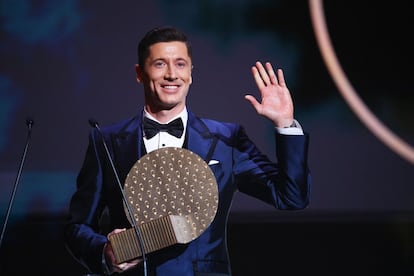 Robert Lewandowski, delantero centro del Bayern de Múnich saluda tras recibir el premio al Goleador del año.