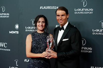 Rafa Nadal. El tenista balear conoció a su mujer Xisca Perelló hace más de 20 años. Eran prácticamente adolescentes cuando la hermana de él, Maribel, le presentó a la que era una de sus mejores amigas. Cupido hizo su magia al instante y el flechazo a primera vista no tardó en convertirse en una de las relaciones más duraderas del panorama nacional. Mientras que él puede presumir de ser uno de los mejores tenistas del mundo y uno de los rostros españoles más mediáticos a nivel internacional, Xisca mantiene un perfil mucho más bajo. Licenciada en Administración y Dirección de Empresas en la Universidad de las Islas Baleares, actualmente es la directora general de la Fundación Rafa Nadal, pero la discreción sigue dominando su faceta profesional y ,por supuesto, la personal.