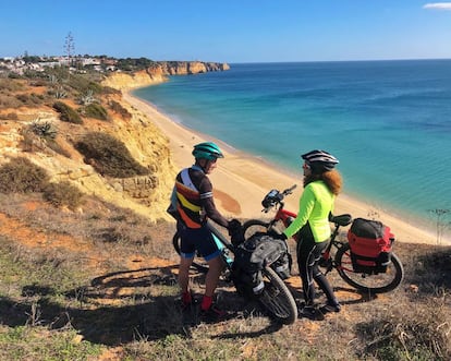 Cicloturistas en la EuroVelo 1, a su paso por el Algarve (Portugal).