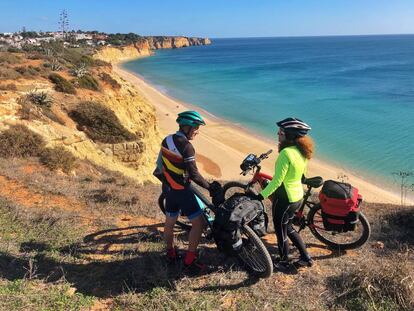 Cicloturistas en la EuroVelo 1, a su paso por el Algarve (Portugal).