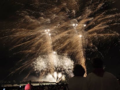 Fuegos artificiales del pasado d&iacute;a 9, vistos desde el parque de la Vuelta del Castillo de Pamplona