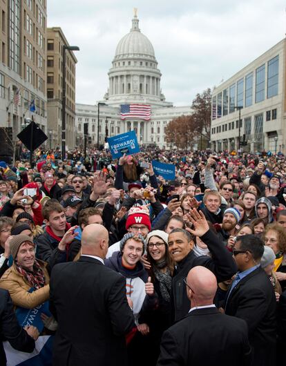 Obama se fotografía con sus seguidores en Madison, Wisconsin, el 5 de noviembre.