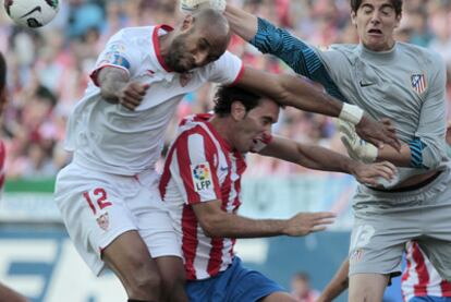 Kanouté intenta rematar ante Godín y Courtois.