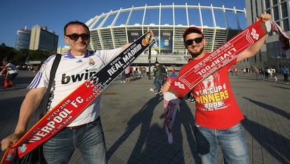 Aficionados del Real Madrid y del Liverpool en los alrededores del estadio Olimpiyskiy en Kiev, el 26 de mayo de 2018.