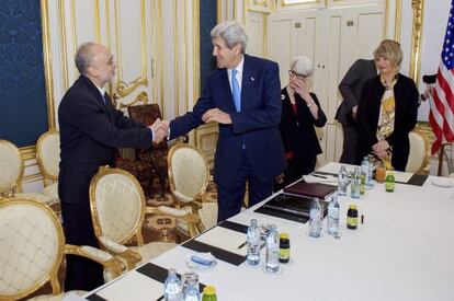 El secretario de Estado de EE UU, John Kerry, saluda al presidente de la Organizaci&oacute;n de Energ&iacute;a At&oacute;mica iran&iacute;, Ali Akbar Salehi en Viena.