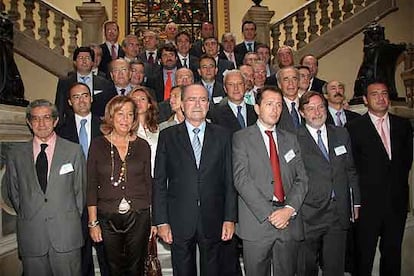 Los asistentes al encuentro del Club Málaga Valley e-27. En la primera fila, de izquierda a derecha, el presidente de Unicaja, Braulio Medel; la rectora de la Universidad de Málaga, Adelaida de la Calle; el alcalde, Francisco de la Torre; el presidente de Cremades & Calvo-Sotelo, Javier Cremades, y el consejero delegado del grupo PRISA, Juan Luis Cebrián.