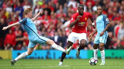 Pogba se marcha de De Bruyne y Sterling.