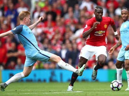 Pogba se marcha de De Bruyne y Sterling.