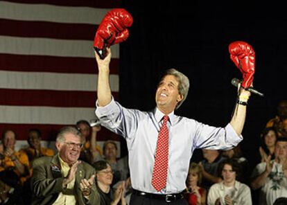 El candidato demócrata John Kerry muestra dos guantes de boxeo durante un mitin en Filadelfia.