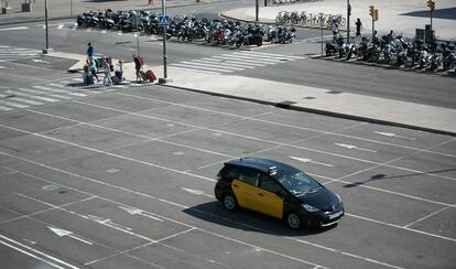 Un taxi estacionado en la estación de Sants en Barcelona.