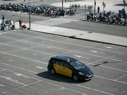 Un taxi estacionado en la estación de Sants en Barcelona.