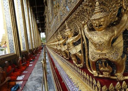 Monjes budistas rezan durante una ceremonia en memoria del rey Bhumibol Adulyadej, en Bangkok, Tailandia.