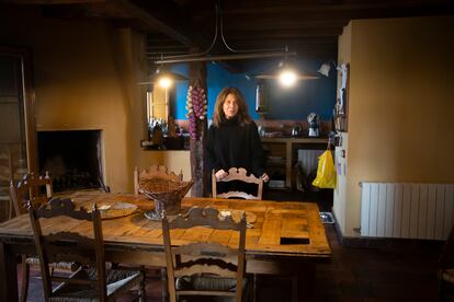 Pilar Guerra, en la cocina de su casa rural en Arahuetes (Segovia).