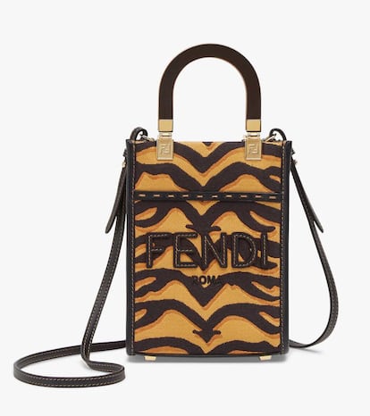 Una de las conmemoraciones de Fendi es el minibolso 'shopper' Sun­shine, confeccionado en tejido 'jacquard' con estampado de tigre. Para llevar en la mano, al hombro o de bandolera. Precio: 1.450 euros