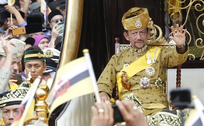 El sultán Hassanal Bolkiah saluda a sus ciudadanos durante la cerebración de sus 50 años en el trono en Bandar Seri Begawan, el pasado 5 de octubre.