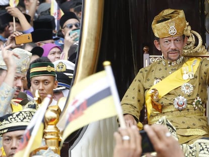 El sult&aacute;n Hassanal Bolkiah saluda a sus ciudadanos durante la cerebraci&oacute;n de sus 50 a&ntilde;os en el trono en Bandar Seri Begawan, el pasado 5 de octubre.