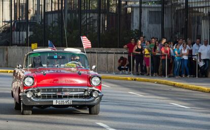 La embajada de EE UU en La Habana realizará una ceremonia de izada de bandera similar, pero no hay fecha aún para ello. En la imagen, un coche con las banderas norteamericana y cubana pasa por delante de la embajada de Estados Unidos en La Habana, Cuba.