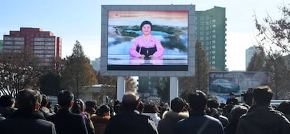 Residentes de Pyongyang siguen en una gran pantalla la noticia del lanzamiento.