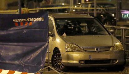 El coche tiroteado la noche del domingo en la avenida de Meridiana.