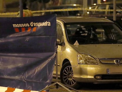 El coche tiroteado la noche del domingo en la avenida de Meridiana.