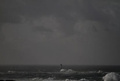 Un faro recibe el azote de las olas en la playa de Lanzada, Pontevedra.