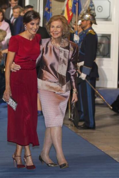 La reina Letizia y la reina Sofía, en los premios Princesa de Asturias celebrados en Oviedo el 18 de octubre de 2019.