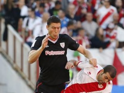 Trashorras pelea un bal&oacute;n con De Marcos. 