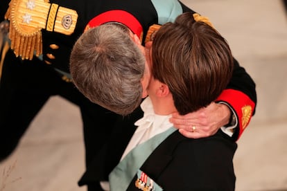 Christian recibe un beso de su padre, el príncipe heredero, Federico de Dinamarca, después de dar su primer discurso en público. 