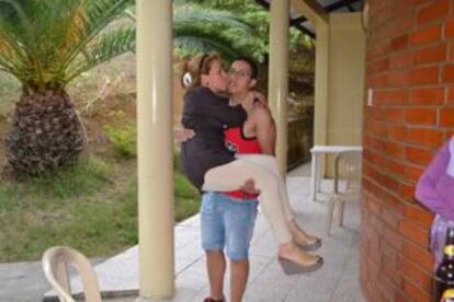El fallecido Fabián, sujeta en brazos a su madre.