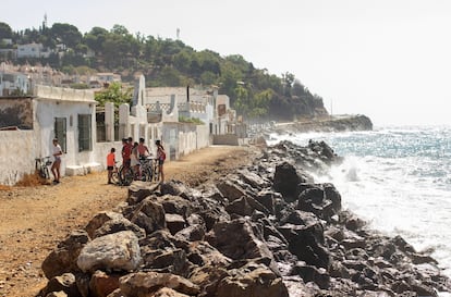 La parte de Mezquitilla que pertenece a Vélez-Málaga, que se reconoce fácilmente porque cuenta con un minúsculo paseo marítimo de tierra y un puñado de casas que se protegen del mar con una barrera de rocas.