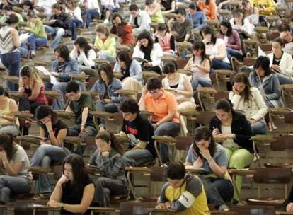 Un grupo de estudiantes se examina en una universidad pública.