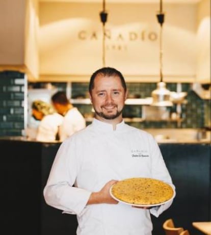 Pedro José Román muestra la tortilla de Cañadio.