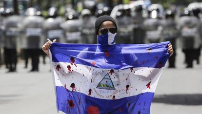 Un manifestante muestra una bandera ensangrentada durante una protesta en septiembre en Managua.