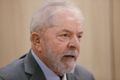 O ex-presidente Lula fala pela primeira à imprensa, em entrevista exclusiva nesta sexta-feira, na sede da PF em Curitiba.