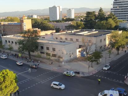 Aspecto de la cola, muy escasa respecto a ayer, a primera hora de la mañana del segundo día de pruebas en el Virgen de la Paloma de Madrid.