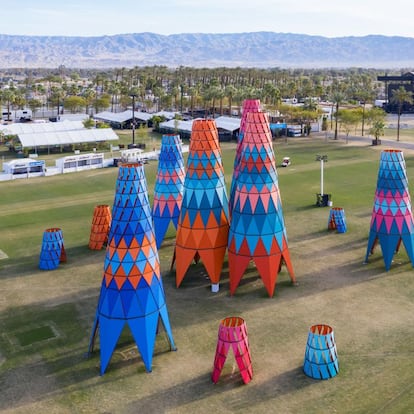 Kéré se convierte en un arquitecto festivo muy inventivo al firmar intervenciones temporales como el festival de música y arte de Coachella. Ventiladas y coloristas, estas torres temporales servían de umbráculo a los visitantes.