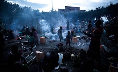 Desplazados por el conflicto se refugian cerca de una iglesia en Drodro, en el este de Congo, el pasado 3 de julio.