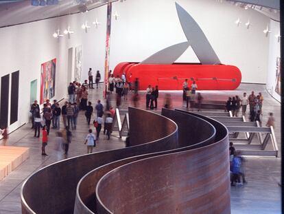 <i>Serpiente,</i> escultura de Richard Serra, en el Museo Guggenheim de Bilbao, en 1998.