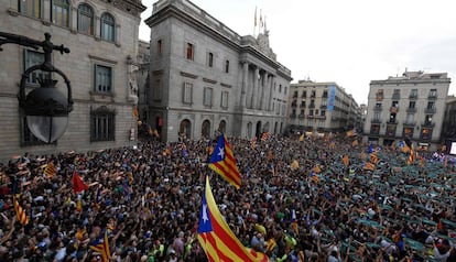 Milers de persones celebren la proclamació de la independència de Catalunya a la plaça de Sant Jaume.