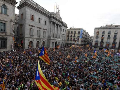 Miles de personas celebran la proclamación de la independencia de Cataluña en la plaza de Sant Jaume.