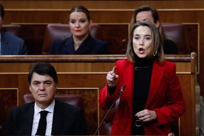 La portavoz del Partido Popular en el Congreso, Cuca Gamarra, interviene durante la sesión de control celebrada, este miércoles, en el Congreso de los Diputados.
