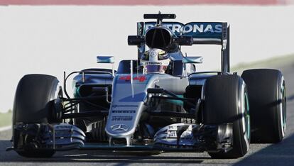 El Mercedes de Lewis Hamilton durante los entrenamientos en Barcelona.