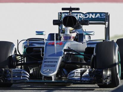 El Mercedes de Lewis Hamilton durante los entrenamientos en Barcelona.