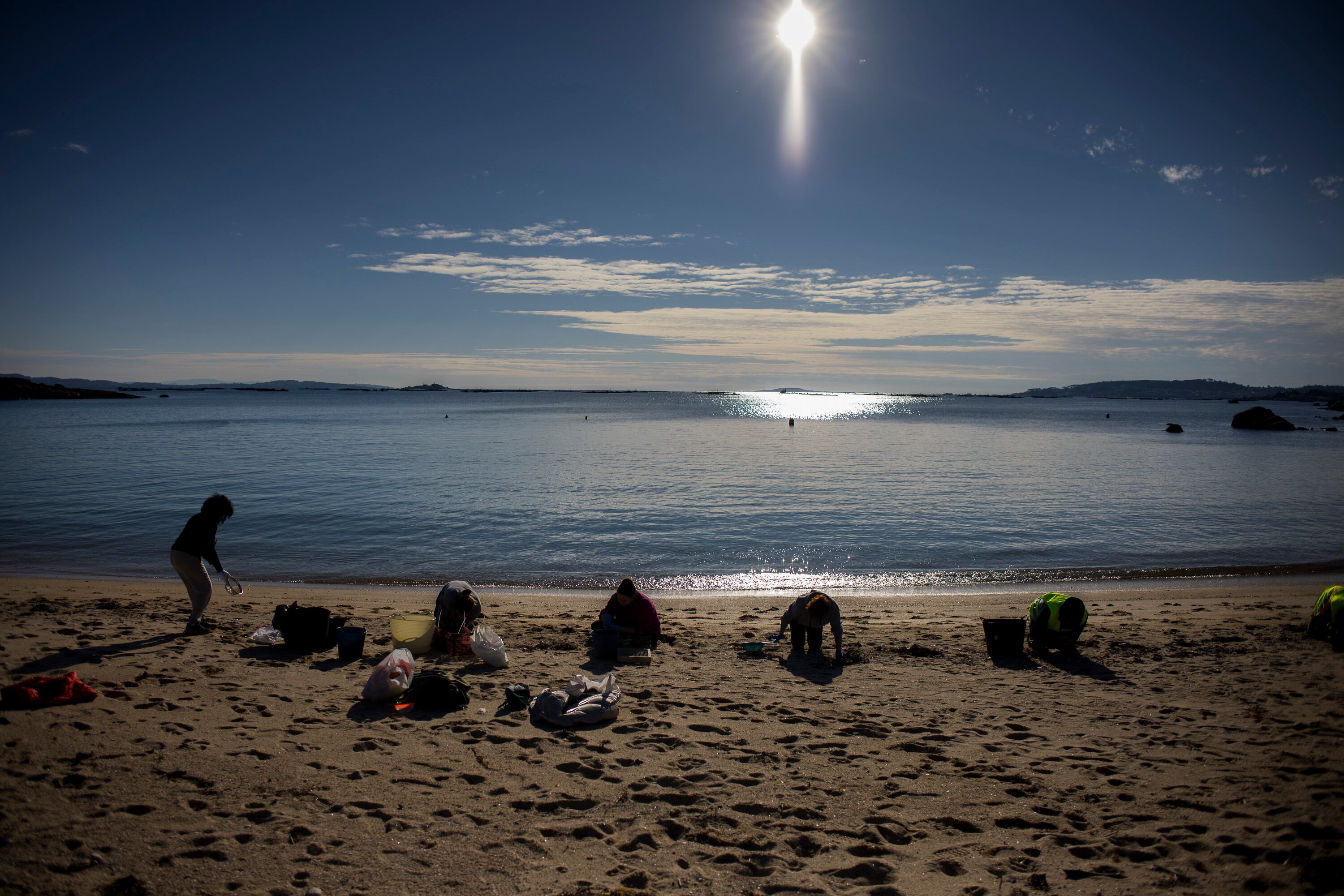 Voluntarios recogían 'pellets' en Pobra do Caramiñal, A Coruña, el viernes. 