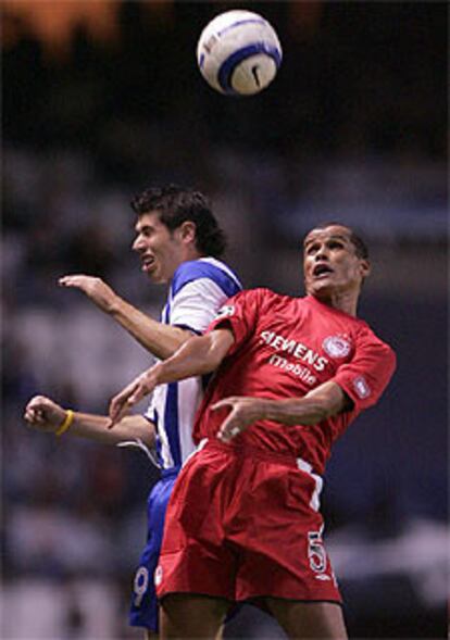 Luque y Rivaldo pugnan por un balón.