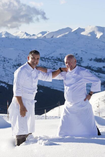 Arriba, los cocineros catalanes Nandu Jubany (izquierda) y Carles Gaig en Soldeu, Andorra. A su izquierda, Arroz de montaña con pichón, butifarra y alcachofas; y <i>carn d'olla</i> (cocido).