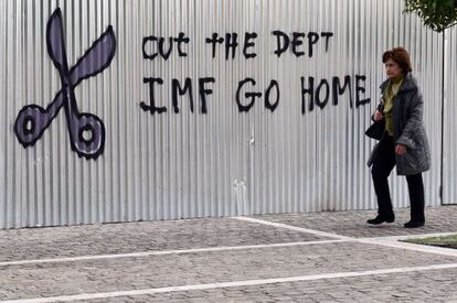 Pintada en una calle de Atenas contra el FMI y a favor de reducir la deuda.